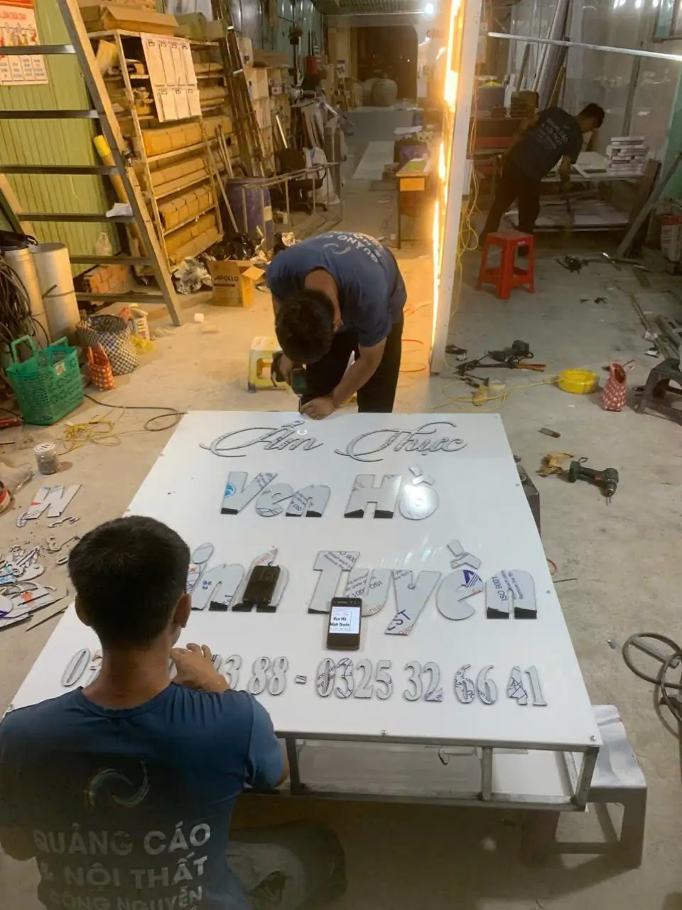 Thợ Công Nguyễn gia công bảng hiệu trong xưởng