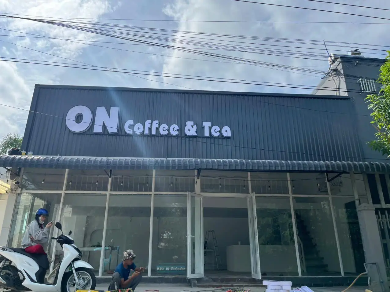 Bảng hiệu ON Coffee & Tea trên mặt tiền quán